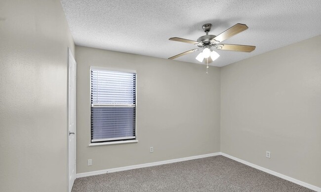 Building Photo - 466 Moby Dick Dr S