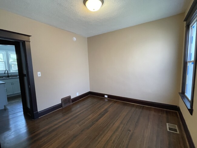 Building Photo - 710 N Poplar St