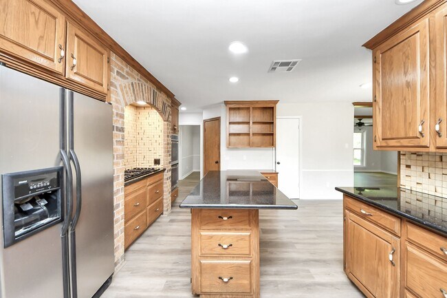 Building Photo - 3923 Cypress Lake Dr