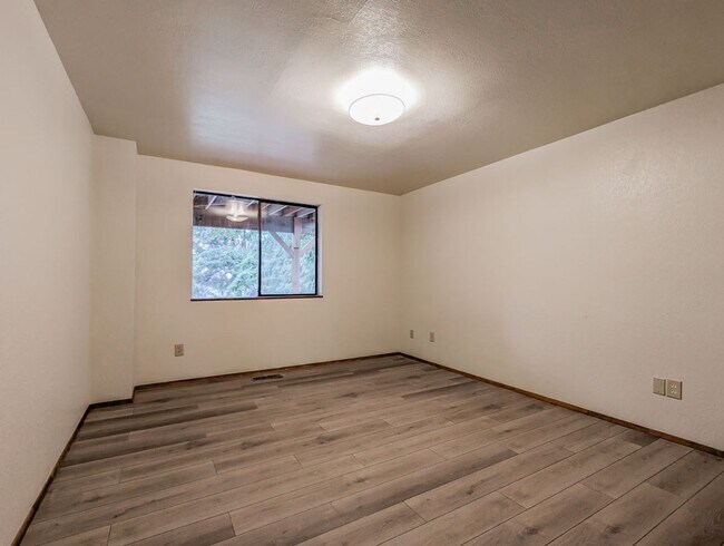 Building Photo - Move in ready 3 bedroom, 2.5 bath home wit...