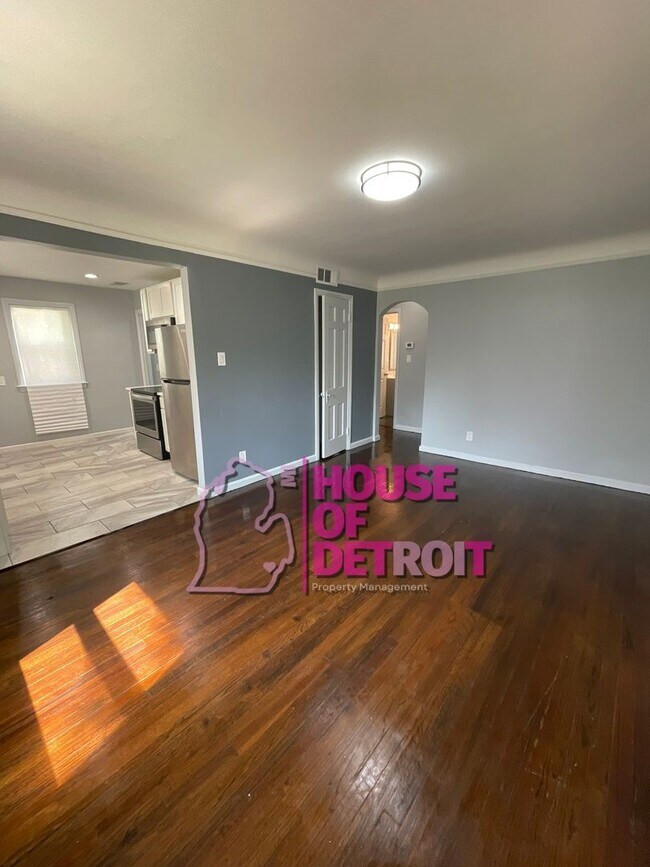 Building Photo - 3 BEDROOM | 2 BATH | FREE PRE SCREEN