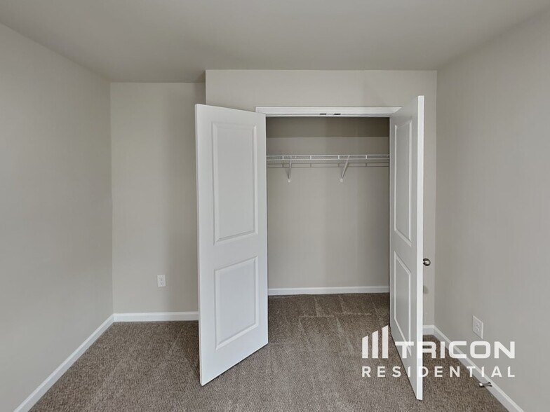 Building Photo - 130 Spring Knoll Dr