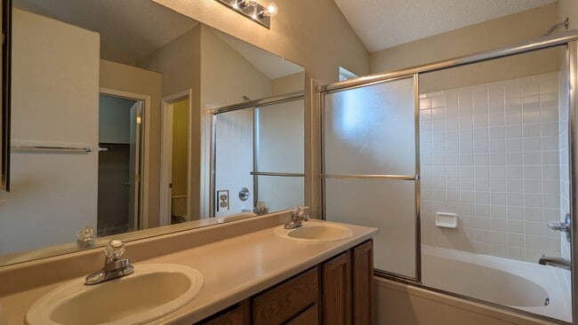 Building Photo - Large 4 Bed 3.5 Bath in Stetson Hills