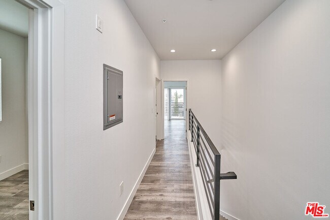 Building Photo - 603 1/2 W 41st St