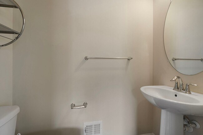 Building Photo - Spacious 3-Level END UNIT Townhome