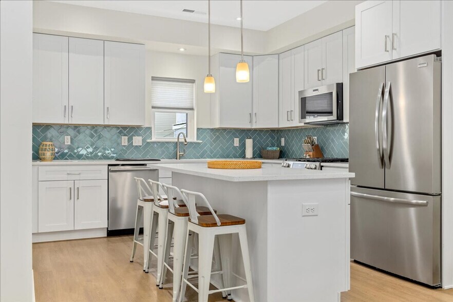 Building Photo - 1 N Austin Ave