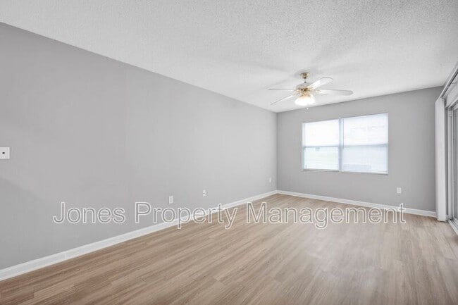 Building Photo - 303 Country Club Dr NE