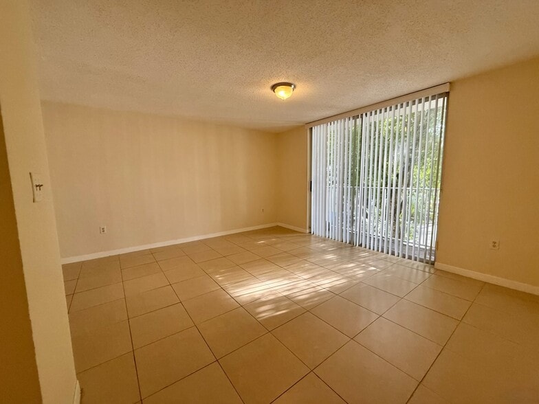 Living room - 1720 NW North River Dr