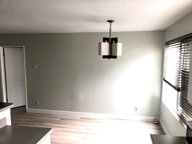 Dining area - 976 Larrabee St