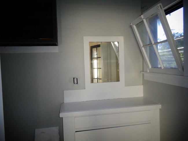 walk in closet - 1428 E Florida St