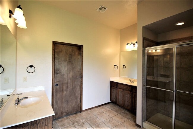 Building Photo - Gorgeous 4 Bed 2 Bath in Gated Community