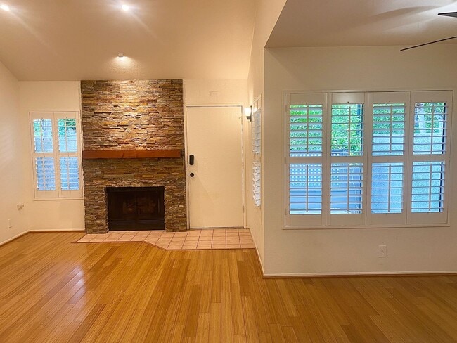Building Photo - Wonderfully located 3bed, 3 bath in the heart of Westlake VIllage