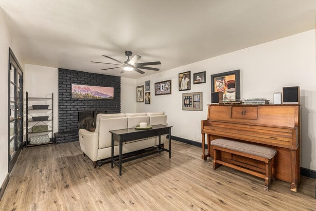 Building Photo - 617 E Ellis Dr