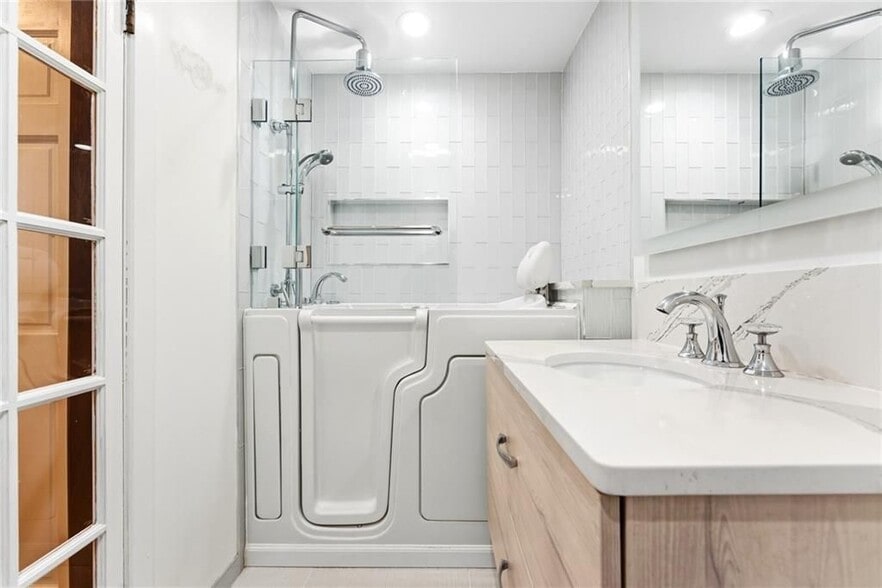 Building Photo - 555 S Water St