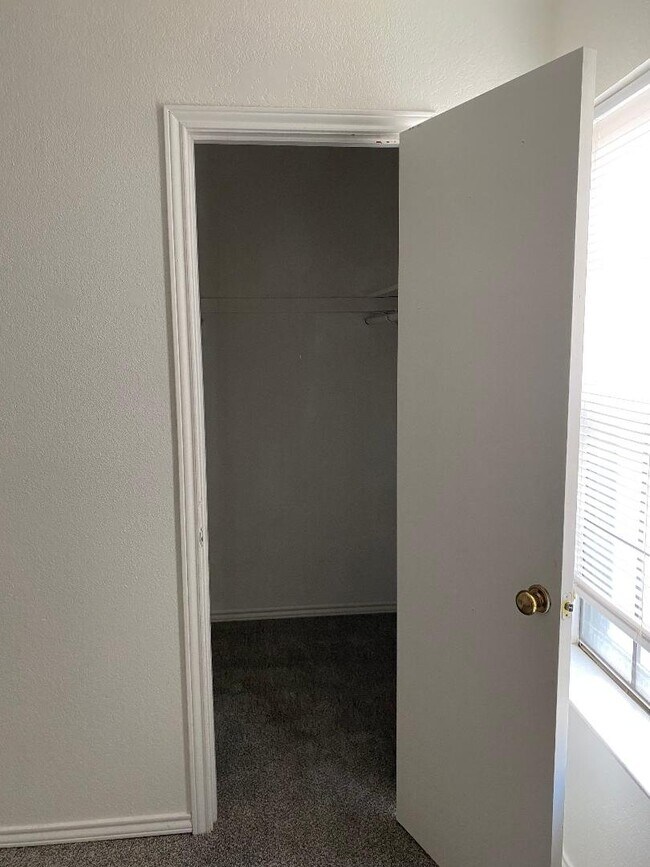 Building Photo - 718 Lariat Ln