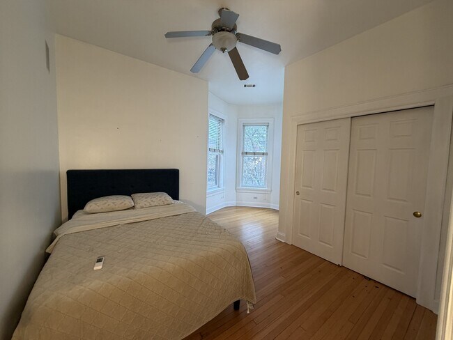 Building Photo - 1049 W Altgeld St