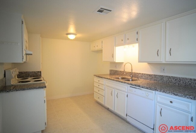 Building Photo - Cute Apartment Located in the Southwest!