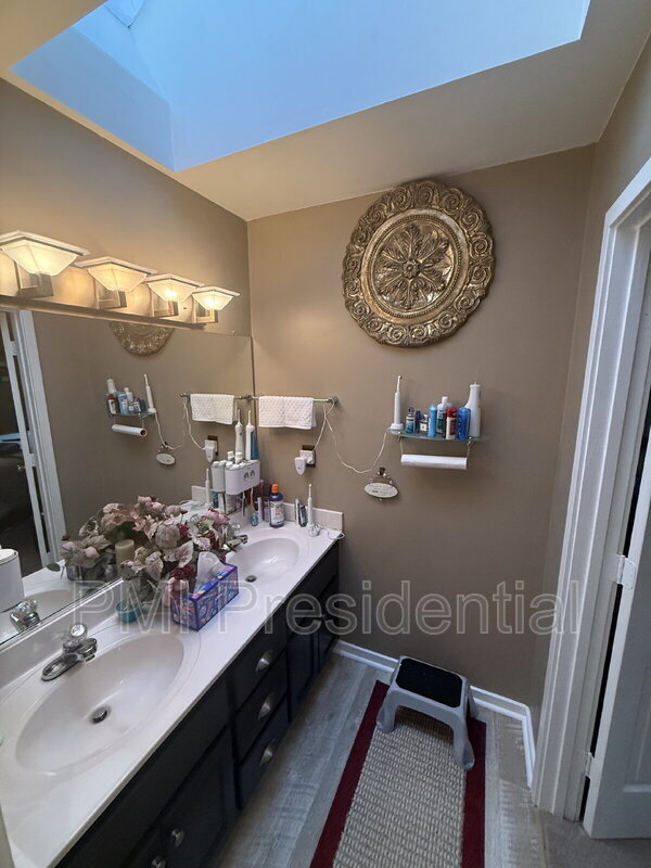 Building Photo - 14300 Cove Ridge Pl