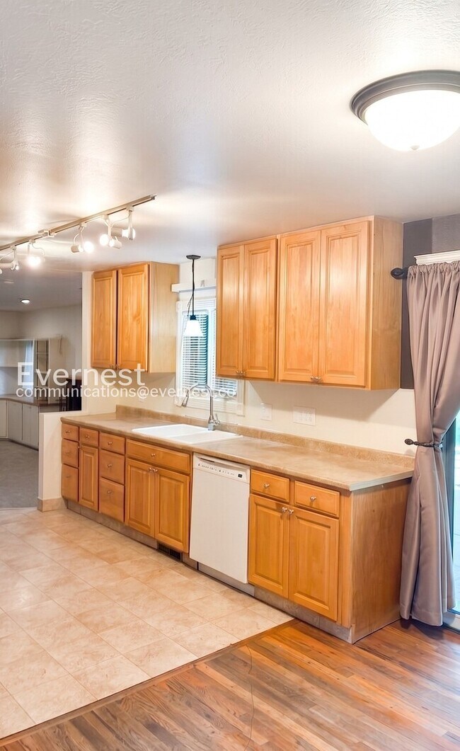 Building Photo - 3 Bed, 1 Bath Home with Fenced Yard & Garage / Available Now!