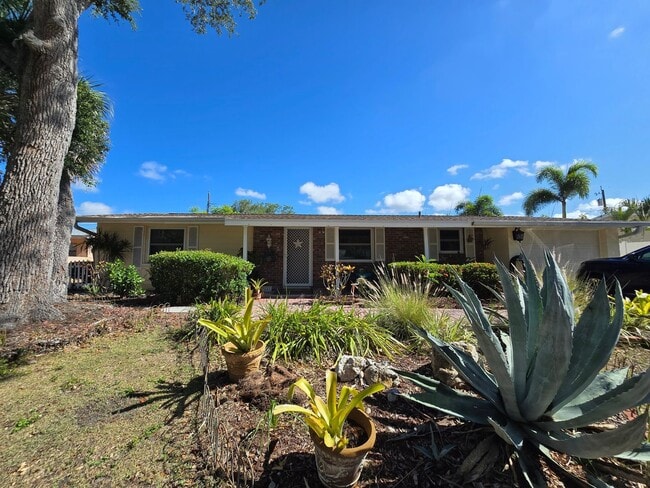 Building Photo - 2441 Gulf Gate Dr