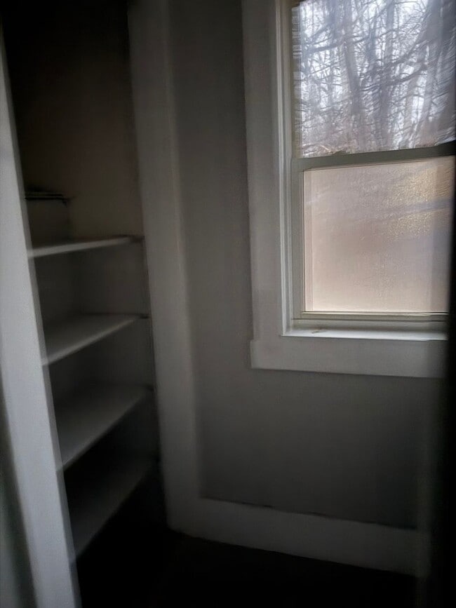 Building Photo - Cozy 2 BR/1 BA with fireplace/full basement!