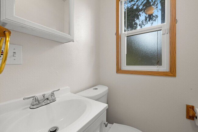 Building Photo - Spacious 2bedroom 1 bath in well maintained 4 Plex!