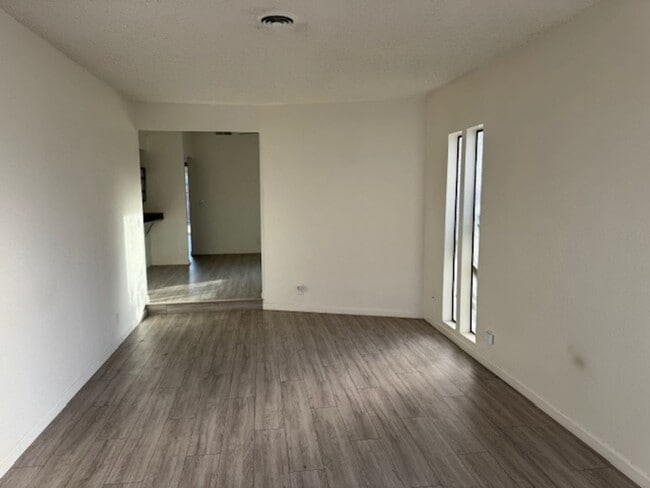 Building Photo - 5926 Hilltop Dr