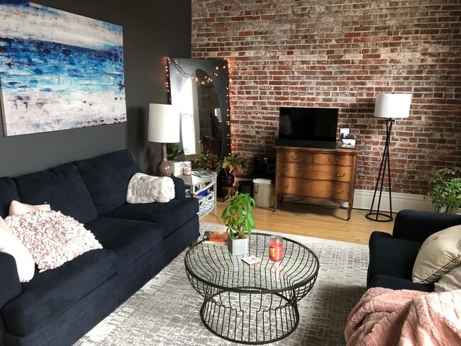 Building Photo - 127 E Main St