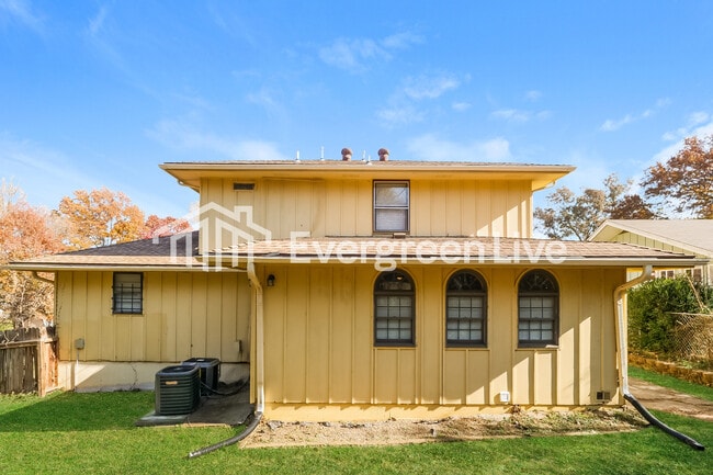 Building Photo - 3126 S Maywood Ave