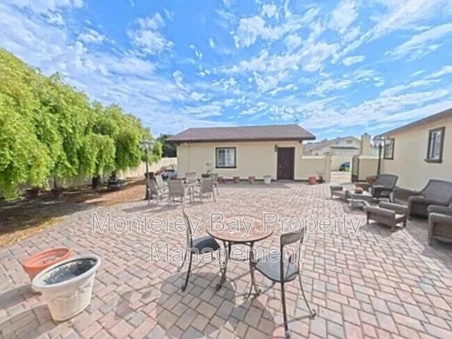 Building Photo - 1976 Grandview St