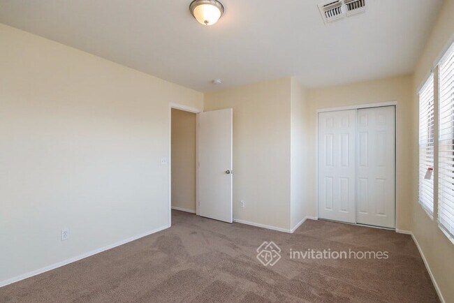 Building Photo - 2322 E Spruce Dr