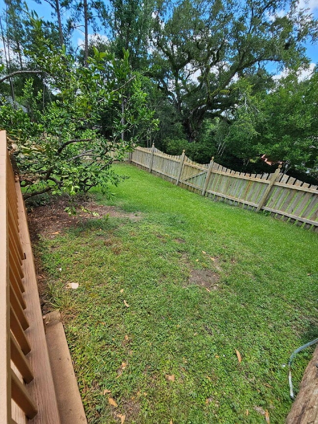 Building Photo - 4Br/2.5Ba Huge home with a sunroom