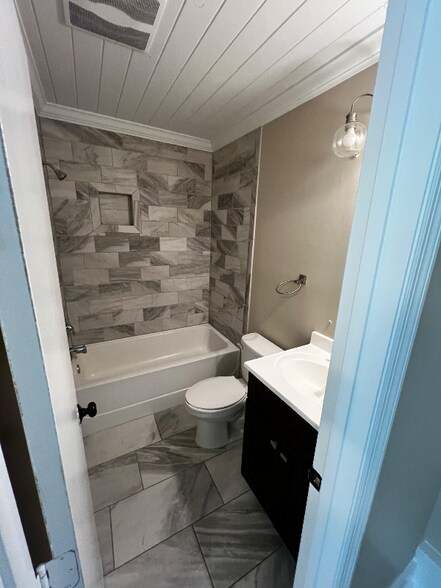 Building Photo - 5026 Lochlain Dr