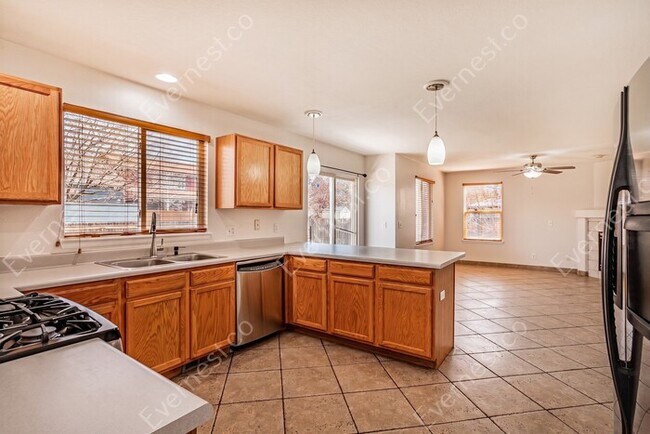 Building Photo - 5 Bed, 3.5 Bath Home with Fenced Yard & Garage / Available Now!