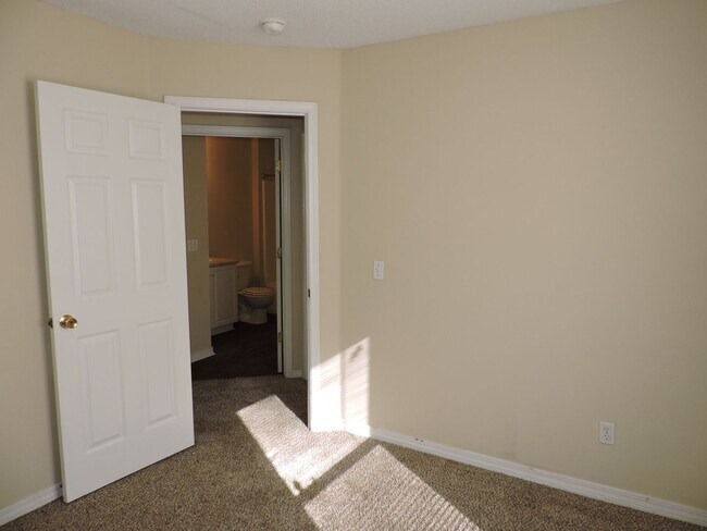 Building Photo - Convenient to NAS & Corry!