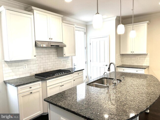 Building Photo - 13817 Byrne Park Dr