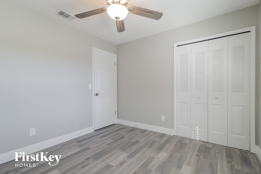 Building Photo - 550 Meadowvale Dr