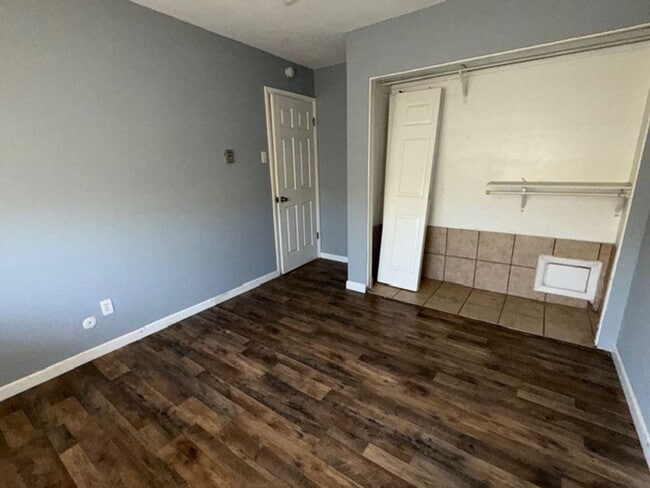 Building Photo - Newly renovated Town House for Rent 3Br / 2 Ba Section 8 Welcome !