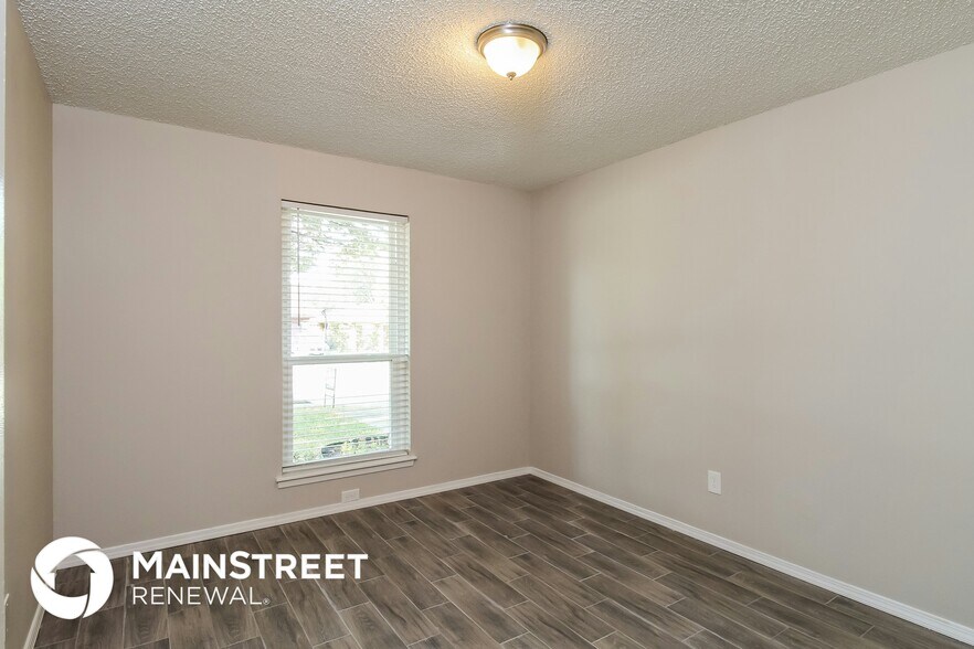 Building Photo - 6637 N Park Dr