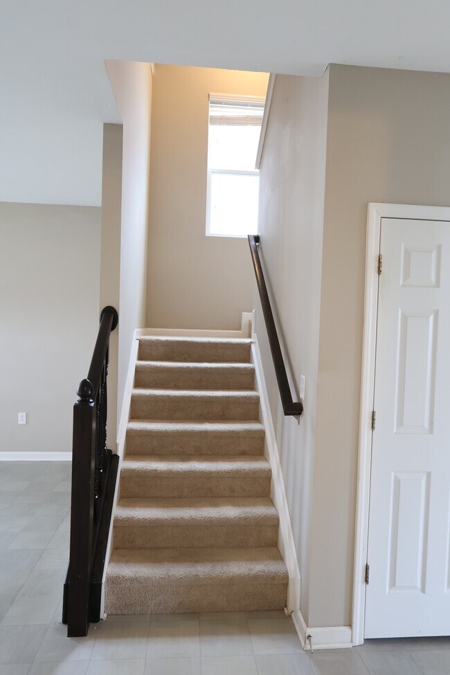 Building Photo - 1899 Lakecrest Dr