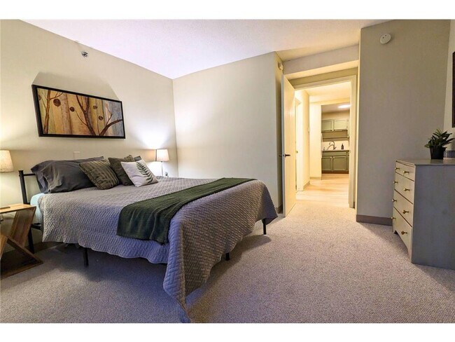 Building Photo - 6500 Woodlake Dr