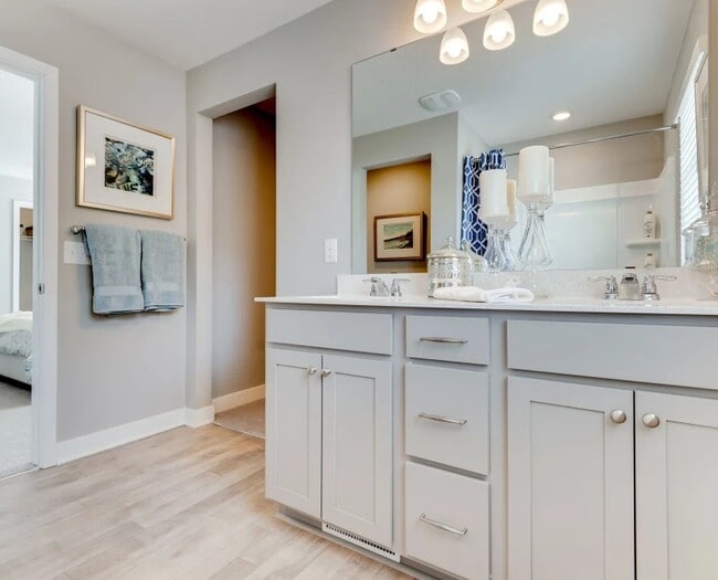 Building Photo - 1st Month Free! Charming, Sophisticated Ho...