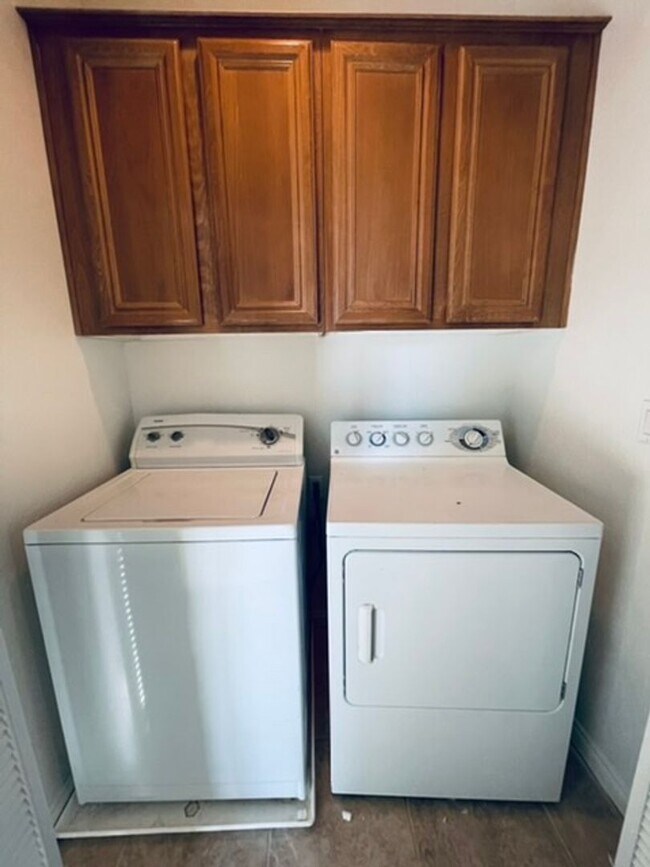 Building Photo - WONDERFUL 2 BED CONDO W/ ATTACHED GARAGE IN GATED COMMUNITY!