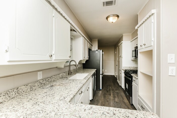 Building Photo - 2417 Skyline Dr