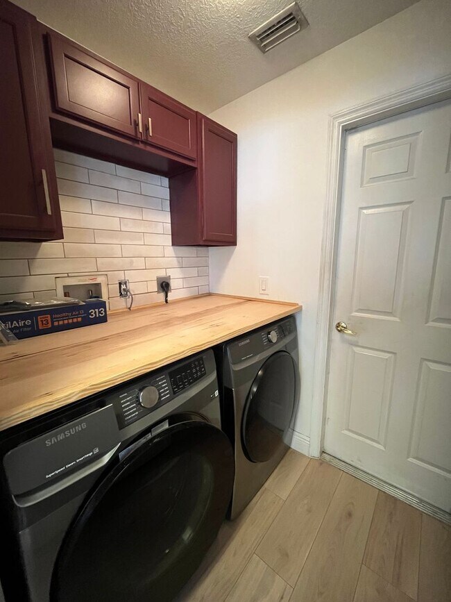 Building Photo - Convenient 3/2/2 PSL Home with Backyard Oa...