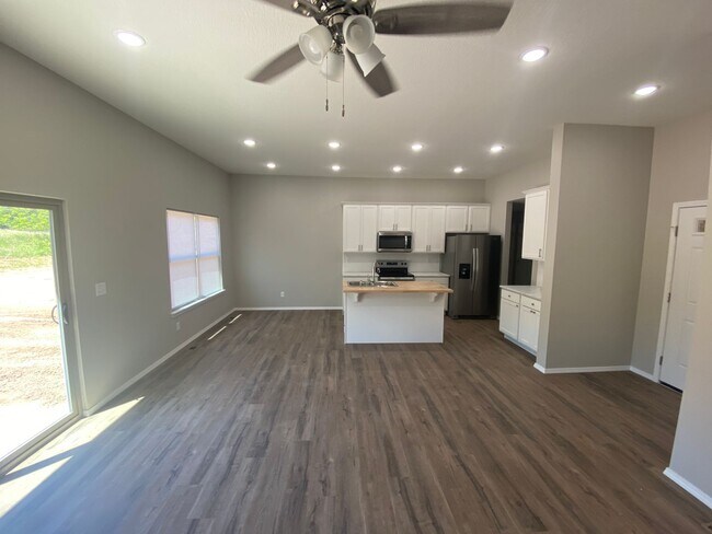 Building Photo - Large 4 bedroom home!!