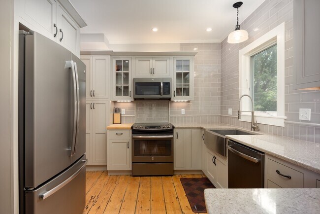 Building Photo - 14 Library St