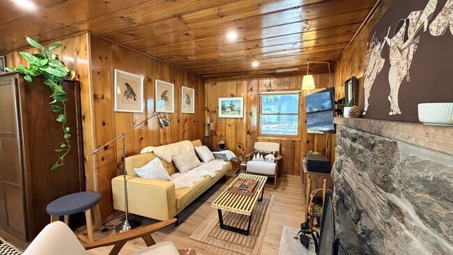 Building Photo - 53685 Country Club Dr