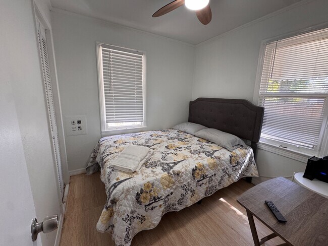 Building Photo - 2512 W Rio Vista Ave