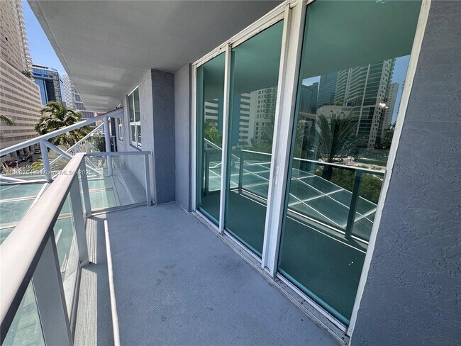 Building Photo - 1155 Brickell Bay Dr